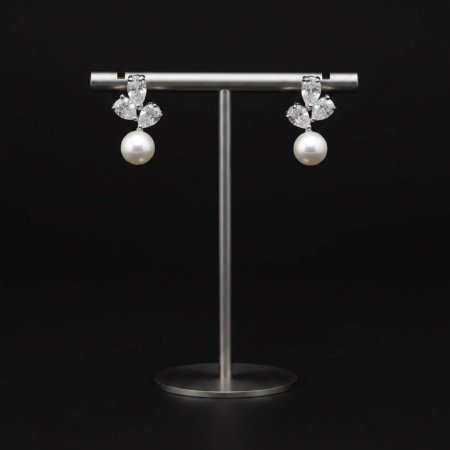 Silver earrings with pearl